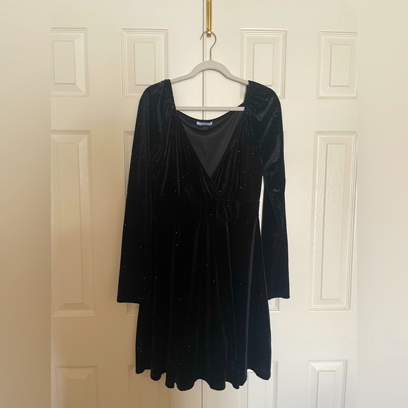 Elegant Black Velvet Dress - Picture 1 of 6